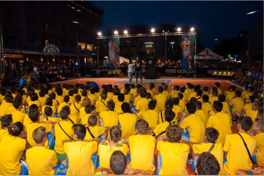 L&#39;azzurro di Denver ha aperto l&#39;evento con una serata di gala nella localit balneare in provincia di Venezia. Protagonisti gli oltre 200 bambini del camp